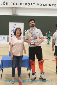 Entrega da Copa, por parte da Presidenta da FGP, ao equipo Campión HC Raxoi.