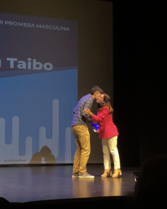 Ines Rey entregando o premio a Manu Taibo.