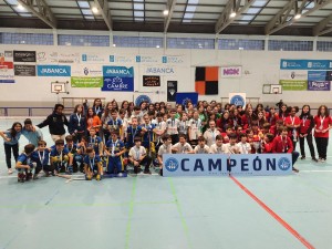 Equipos presentes na entrega de medallas.