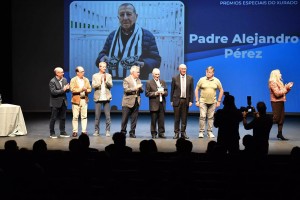 Carlos García-Raposo, presidente del Dominicos, y varios miembros más del equipo.